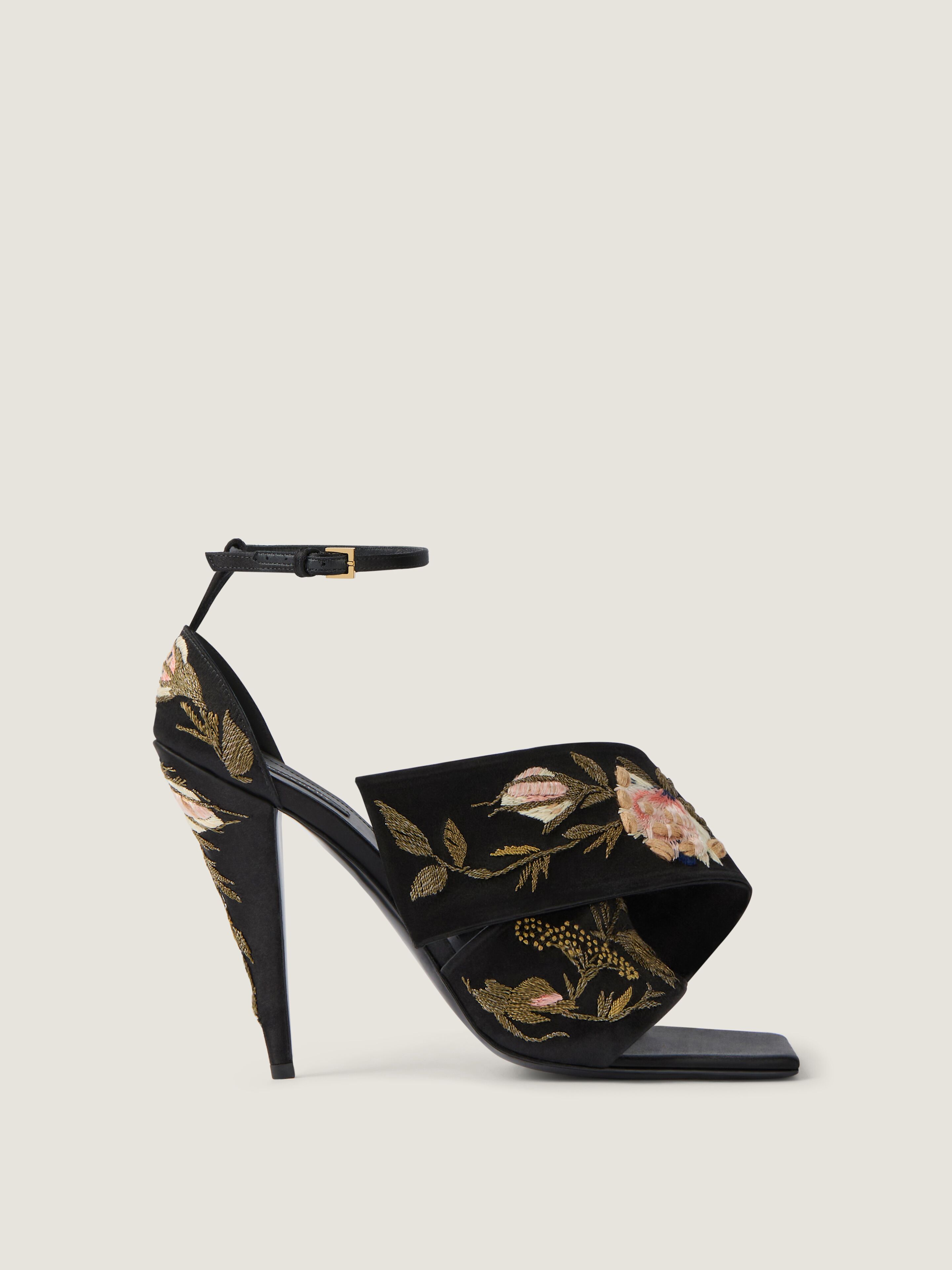 Sliced Square heeled sandals with floral embroideries
